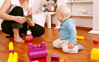mamá y niño jugando
