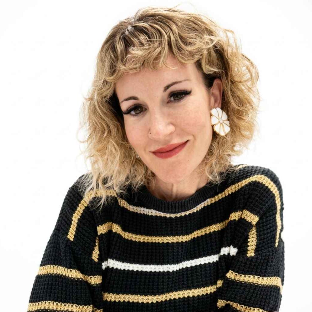 Retrato de una profesional sonriendo sobre un fondo blanco.